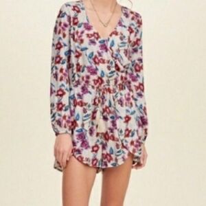 Hollister Floral Deep V- Neck Wrap Front Shorts Romper Size XS
